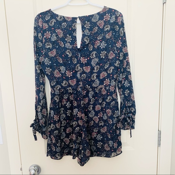 Long sleeve V neck Romper - Picture 2 of 9